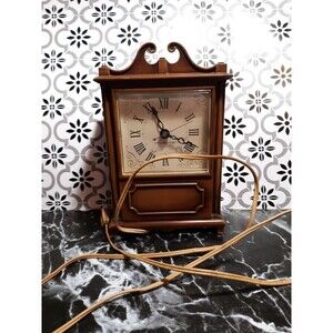 Vintage farmhouse shelf clock G.E.